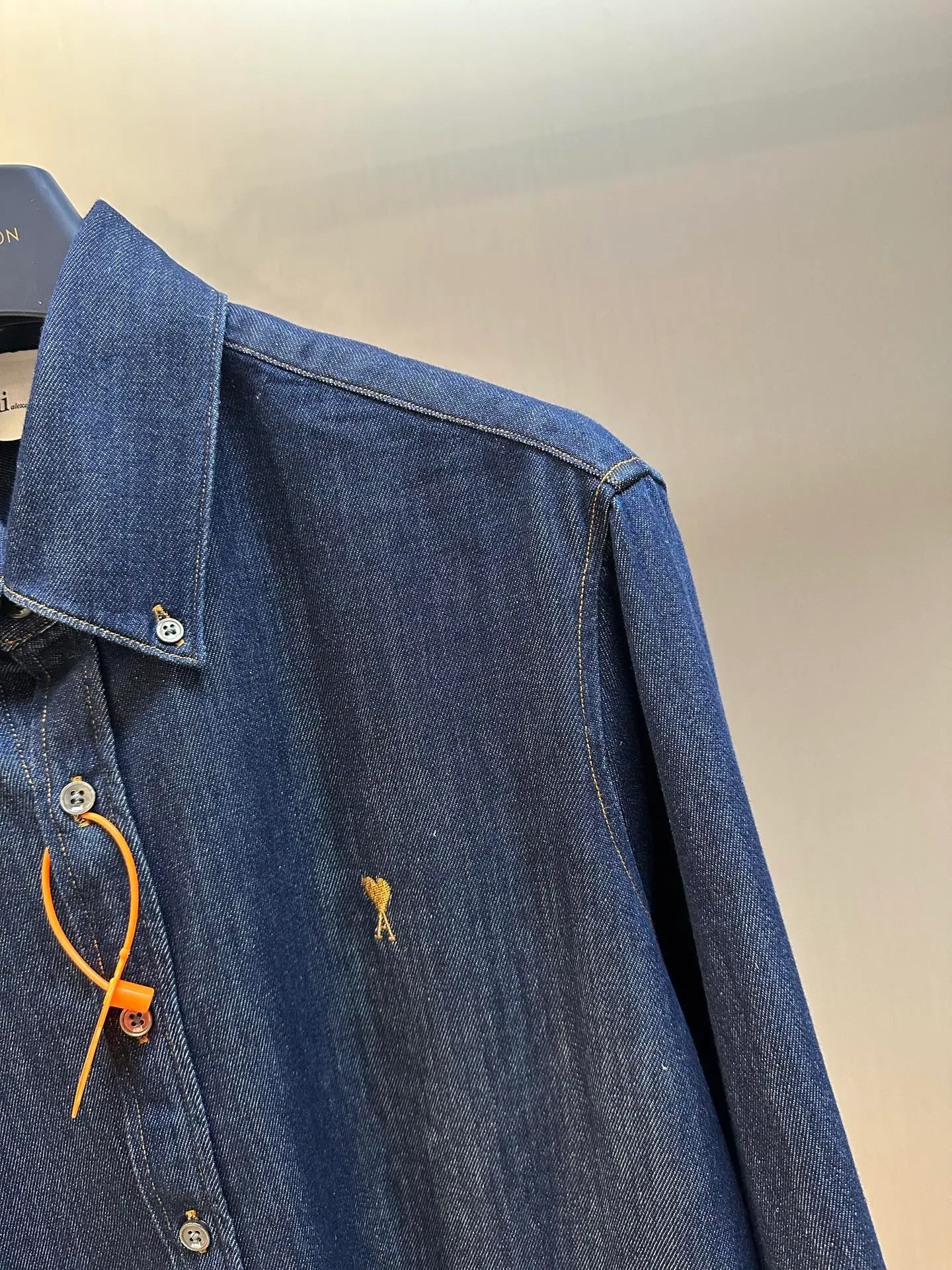 Ami Paris embroidered denim shirt is made of custom-made fermented denim material, with a deep twilight blue as the background color. It is pure and rich, with a golden brown heart on the chest. It is small but eye-catching, injecting agility and elegance into the tough denim. Using imported machine embroidery technology, advanced computer control systems and precision mechanical components, Ami love embroidery operations are realized. Using fried sand hand-rubbing technology, the surface of the denim material will be naturally faded and worn by processing on the sand-fried sand machine. Then, special tools are used to physically damage the surface of the denim material by hand, maintaining the original texture and details while increasing its uniqueness. Stir-fried snowballs, fried salt, specially prepare the corresponding solution, add a certain amount of dye, soak the denim material in it to absorb the solvent, and then scrub and dry it to further fade and oxidize it. size：s m l xl